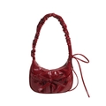 Sac demi-lune en cuir verni rouge avec poignée plissée et détail de nœud chic - Rouge