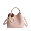 Rosafarbene Cloud-Beuteltasche aus Leder mit niedlichem Teddybär-Plüschanhänger - Mit Anhänger / Rosa