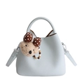 Hellblaue Eimer-Handtasche aus Kunstleder mit Kieselstruktur und Teddybär-Anhänger - Mit Anhänger / Blau