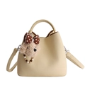 Beige minimalistische Beuteltasche aus strukturiertem Leder mit rundem Griff und Plüschhund - Mit Anhänger / Gelb