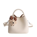 Elegante cremefarbene Beuteltasche mit Lychee-Struktur und süßem Welpen-Anhänger - Mit Anhänger / Weiß