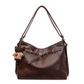 Bolso tote marrón oscuro con textura de cuero y un tierno colgante de osito - Con Colgante / café
