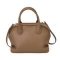 Braune Muscheltasche aus genarbtem Leder mit Tragegriffen und verstellbarem Schultergurt - Lychee-Muster Elefantengrau