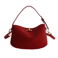 Dunkelrote Baguette-Schultertasche mit mattem Finish und goldenem Drehverschluss - Regular Fit / Rot