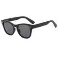 Gafas de sol retro negras con remaches plateados y lentes oscuras de moda - Montura Negra Lentes Gris Negro