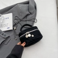 Mini borsa trapuntata nera con ciondolo camelia e catena elegante in stile lusso - Grande / Nero