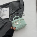 Borsa a tracolla trapuntata verde menta con ciondoli floreali e manico a catena - Grande / Blu