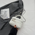 Mini borsa trapuntata bianca con catena d'argento e ciondolo a camelia - Grande / Bianco