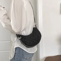 Bolso media luna negro acolchado con cadena y colgante de flor usado por modelo - Negro Grande