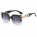 Modische quadratische Oversize-Sonnenbrille mit Verlaufsrahmen und goldenen Bügeln - Schwarz Transparenter Rahmen Schwarzgraue Linsen