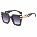 Quadratische schwarze Oversize-Sonnenbrille mit lila Verlaufsgläsern und Goldketten - Matt Schwarz Rahmen Schwarz Graue Gläser