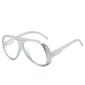 Moderne silberne Oversize-Brille mit transparenten Gläsern in einer 45-Grad-Ansicht - Silberrahmen