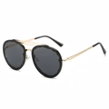 Gewellte runde Sonnenbrille mit Doppelsteg, grauen Gläsern und gravierten Goldmetallbügeln - Schwarzer Rahmen Schwarz Graue Gläser
