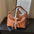 Borsa Hobo in pelle marrone martellata con chiusura argento e tracolla stile vintage - Marrone