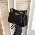 Klassische schwarze Stepptasche mit goldenen Beschlägen und Vintage-Kettenriemen-Detail - Schwarz