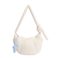 Minimalistische cremefarbene Stepptasche mit Knotengurt und hellblauem Anhänger-Detail - Cremeweiß