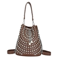 Sac seau marron en cuir avec clous argentés, pompons en perles et bandoulière chaîne - Marron