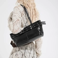 Borsa sottospalla nera lucida con cinturini con occhielli argentati in stile Y2K - Nero