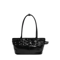 Glänzende schwarze Schultertasche mit doppelten Gürtelschnallen und Ösen-Detail - Schwarz