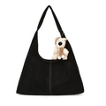 Bolso tote negro minimalista con costuras blancas y colgante de osito sobre fondo blanco - Con Colgante / Negro