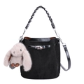 Borsa a secchiello retrò nera opaca con manico intrecciato, fibbia e ciondolo a coniglio - Con Ornamento / Nero
