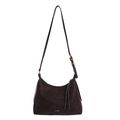 Borsa hobo minimalista marrone scuro con tracolla regolabile e logo dorato fine - Marrone