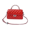 Sac rouge matelassé brillant avec bandoulière chaîne argentée et fermoir pivotant - Rouge