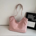 Détail du sac fourre-tout en daim rose sur marbre avec une silhouette hobo minimaliste - Rose