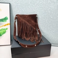Dunkelbraune Wildleder-Eimertasche mit langen Fransen und silbernem Nietenschultergurt - Braun