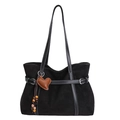 Grande borsa tote in pelle scamosciata nera con ciondolo a cuore marrone e nappe - Con Ciondolo / Nero