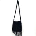 Vintage-Schultertasche aus schwarzem Wildleder mit Fransen und Nieten im Boho-Stil - Schwarz