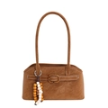 Braune Vintage-Schultertasche mit Schnallendetail und Perlenanhänger auf weißem Grund - Mit Anhänger / Braun