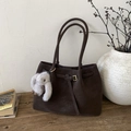 Borsa tote in camoscio marrone scuro opaco con fibbia dorata e ciondolo a coniglio - Caffè (Con Ciondolo)