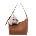 Braune matte Hobo-Schultertasche mit süßem Plüschhasen-Anhänger für den Alltag - Mit Anhänger / Braun