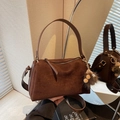 Bolso de hombro en ante marrón café con colgante de felpa y diseño retro minimalista - Café con Colgante