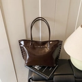 Borsa tote in vernice marrone scuro con borchie in metallo argento e spalline sottili - Marrone