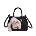 Schwarze Eimertasche mit weißen Kontrastnähten und grauem Hasen-Plüschanhänger - Ebenholz mit Anhänger