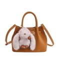 Braune Beuteltasche mit weißen Kontrastnähten und grauem Plüsch-Hasenanhänger-Detail - Braun mit Anhänger