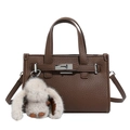 Braune Handtasche aus Leder mit Litschimuster, Silberverschluss und Hasenanhänger - Mit Anhänger / Braun