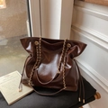 Grand cabas vintage marron foncé en cuir avec des détails de chaîne élégants - Marron