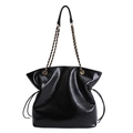 Grande borsa tote nera con coulisse in pelle lucida e tracolla a catena dorata - Nero