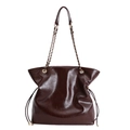 Borsa tote marrone scuro con coulisse e tracolla a catena in metallo bicolore - Marrone