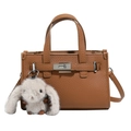 Braune Handtasche aus Litschi-Leder mit silbernem Drehverschluss und süßem Hasenanhänger - Mit Anhänger / Karamellbraun