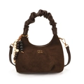 Sac à main en daim marron foncé avec détails matelassés et pendentif en perles - Avec Pendentif / Café