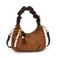 Sac à main demi-lune en daim marron avec matelassage en losanges et charme en bois - Avec Pendentif / Marron