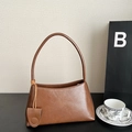 Borsa a tracolla vintage marrone in similpelle opaca con un ciondolo decorativo coordinato - Marrone