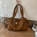 Borsa tote in finta pelle scamosciata marrone con borchie vintage e ciondoli - Marrone (Con Ciondolo)