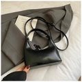 Glossy black vintage dumpling bag in smooth PU leather with adjustable shoulder strap - Without Pendant / Black