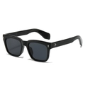 Lunettes de soleil carrées noires classiques avec verres gris et rivets argentés - Monture Noire Verres Noir Gris