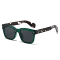 Lunettes de soleil carrées avec monture vert émeraude et branches marbrées noir et blanc - Monture Verte Verres Gris